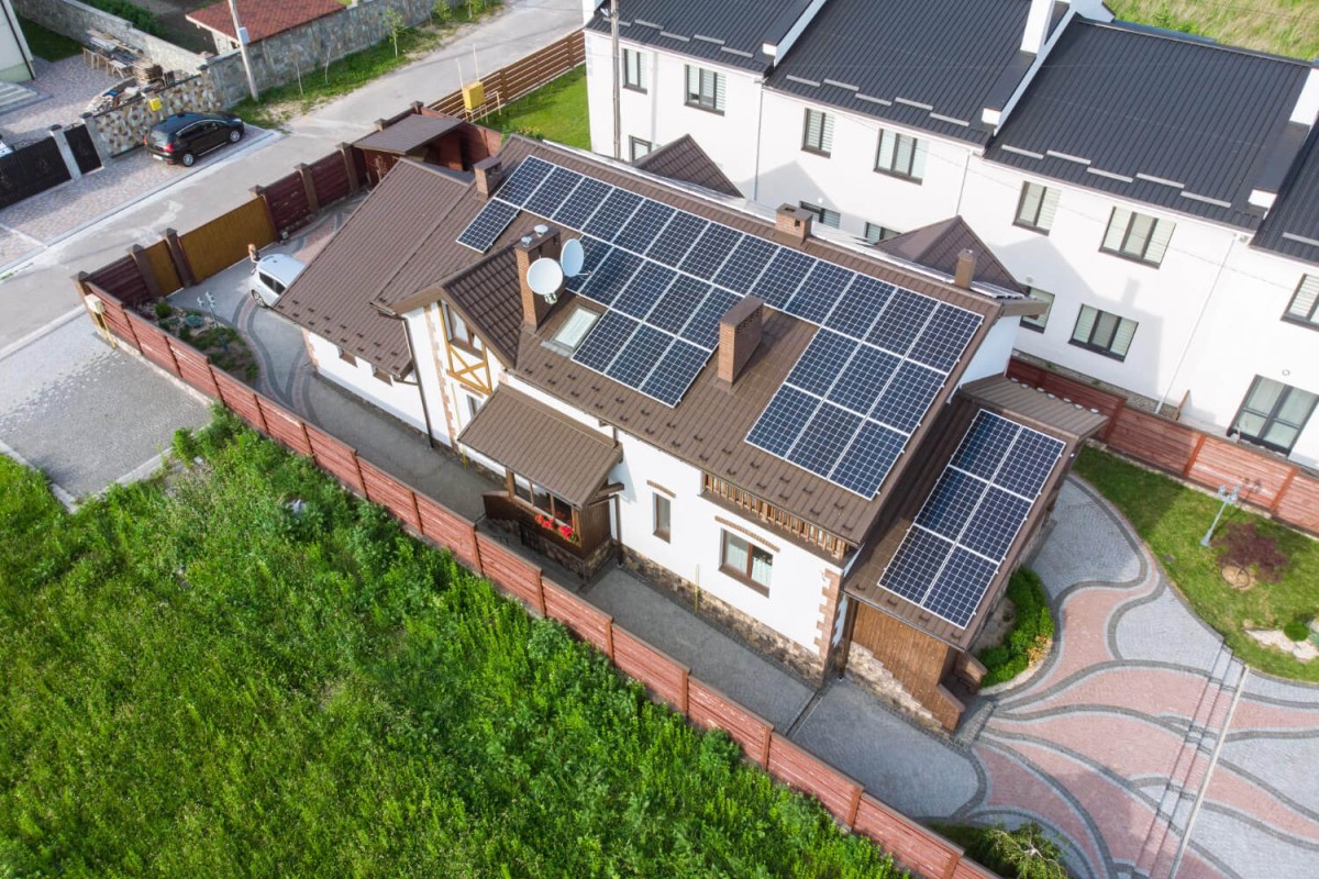 widok-z-lotu-ptaka-domu-z-czysta-energia-na-dachu-slonecznym.jpg